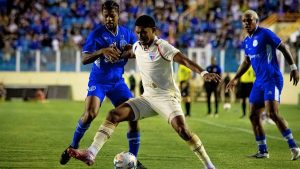 Confiança sucumbe ao Fortaleza e dá adeus à Copa do Nordeste em noite de erros fatais no Batistão