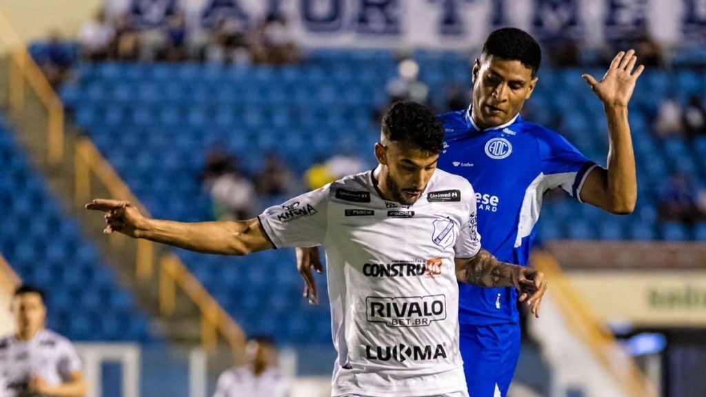 Valdir Jr disputa bola em jogo contra Inter de Limeira - Foto: Sérgio Luis