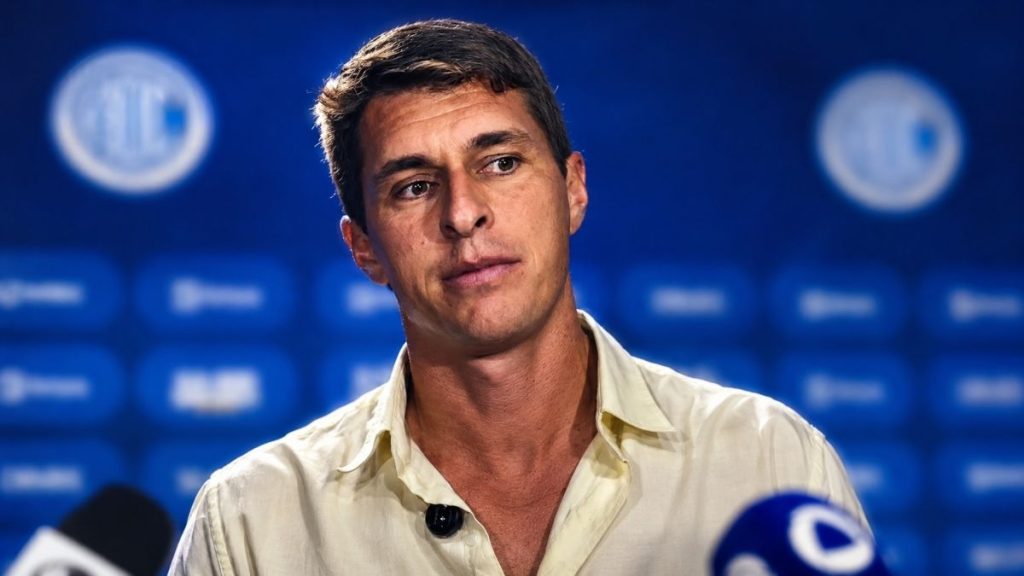 Thiago gomes em entrevista após a vitória do Confiança sobre o Guarani - Foto: Reprodução Confiança TV com ajustes de IA